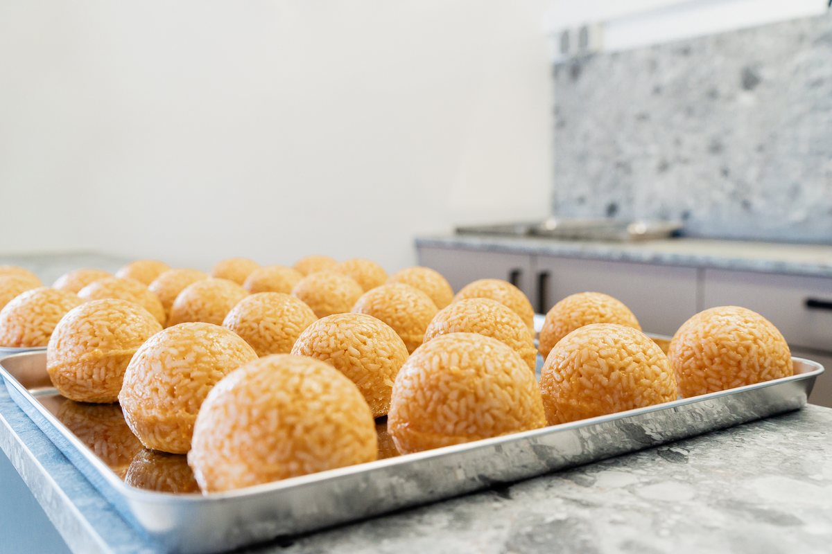 Risotto-Reis wird für die Arancini vorbereitet