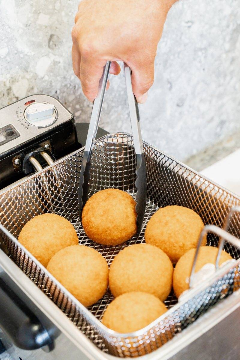 Fertige Arancini nach dem Frittieren